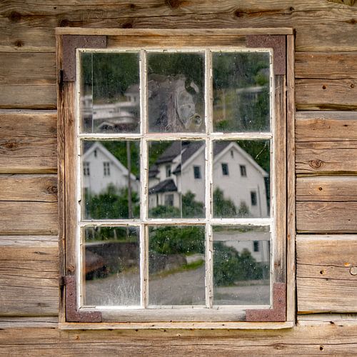 Oud venster met reflectie