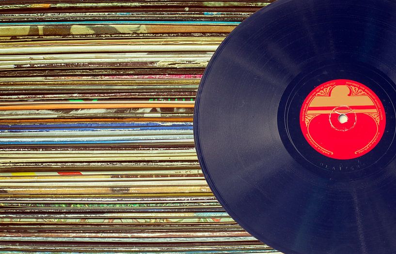 Stapel gekleurde LP hoezen met naamloze  plaat  van Patricia Hofmeester