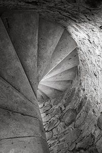 Blick von unten auf eine steinerne Wendeltreppe