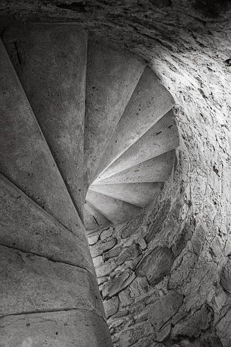 Onderaanzicht van een oude wenteltrap