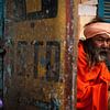 Indiase man in Haridwar van Paul Piebinga