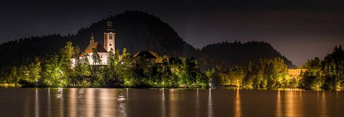 Verlicht kerkeiland in het meer van Bled bij nacht in Slovenië