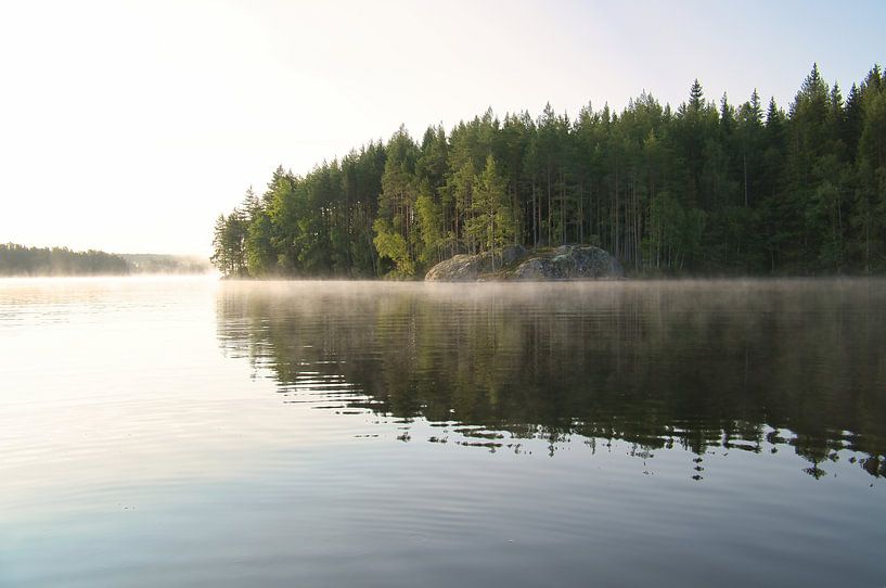 Lever de soleil avec formation de brouillard sur un lac en Suède, à l'aube par Martin Köbsch