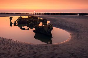 Zonsondergang van het Engels scheepswrak Épave Du Lord Grey aan de kust in Frankrijk.