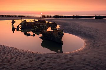 Sonnenuntergang des englischen Schiffswracks Épave Du Lord Grey an der Küste in Frankreich.