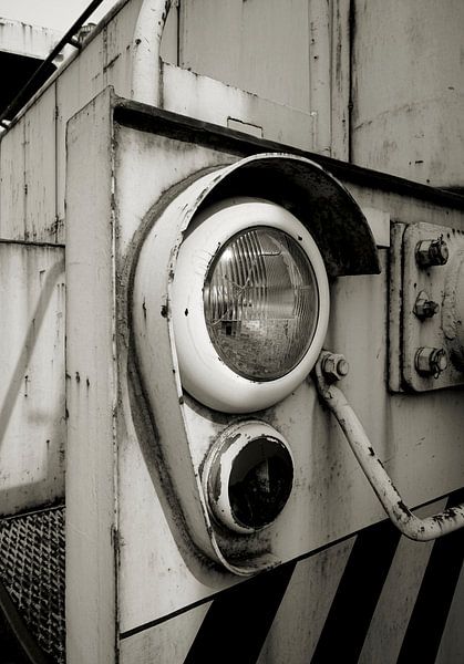 Scheinwerfer mit Glühbirne einer alten stillgelegten Lokomotive von Heiko Kueverling