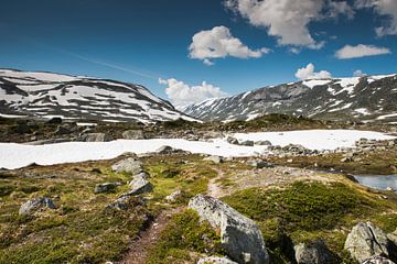 gamle strynefjellsvegen een van de mooiste autowegen in noorwegen met sneeuw in de zomer