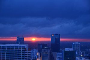 Donkere Wolken met Vuurbal boven Rotterdam
