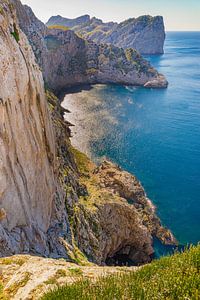 Steilküste mit beeindruckenden Klippen auf der Insel Mallorca, Cap de Formentor, Spanien, Mittelmeer von Alex Winter