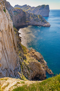 Steilküste mit beeindruckenden Klippen auf der Insel Mallorca, Cap de Formentor, Spanien, Mittelmeer