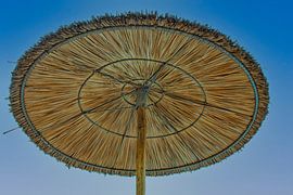Parasol en osier et ciel bleu