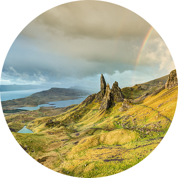 Regenboog bij de Old Man of Storr, Isle of Skye van Michael Valjak