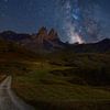 Melkweg en sterren boven de bergen van de Franse Alpen. van Jos Pannekoek