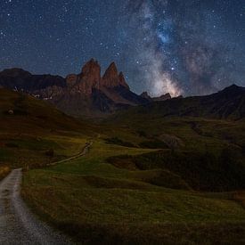 Melkweg en sterren boven de bergen van de Franse Alpen. van Jos Pannekoek