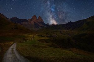 Voie lactée et étoiles au-dessus des montagnes des Alpes françaises. sur Jos Pannekoek