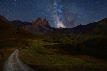 Voie lactée et étoiles au-dessus des montagnes des Alpes françaises. sur Jos Pannekoek