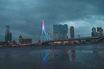 De Erasmusbrug in Rotterdam van Damian Ruitenga
