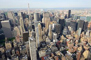 Uitzicht vanaf Empire State Building over Manhattan New York met Chrysler Building van Merijn van der Vliet