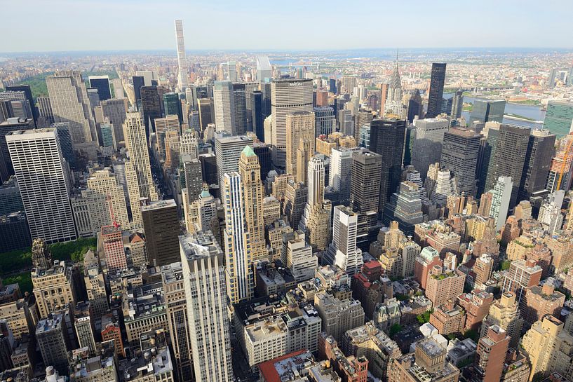 Uitzicht vanaf Empire State Building over Manhattan New York met Chrysler Building van Merijn van der Vliet