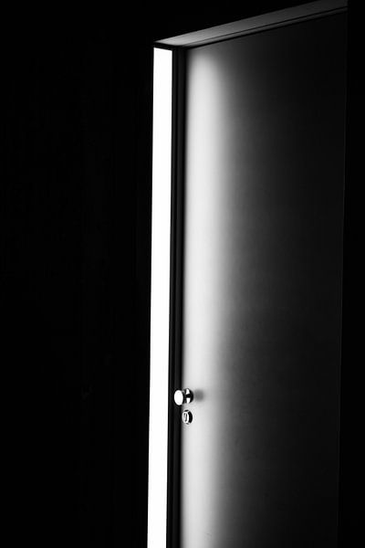Licht durch die Tür von Charles van den Reek