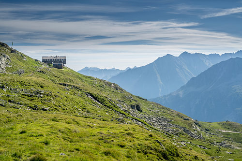 De moderne Olpererhütte in de Zillertaler bergen tegen een achtergrond van bergen