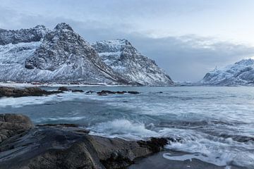 Het strand van Vareid (Lofoten, Noorwegen) van Heidi Bol