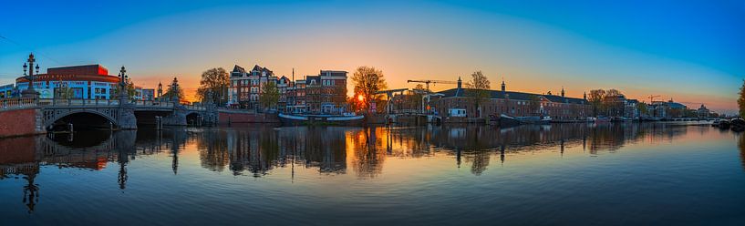 Blick auf den Fluss Amstel (Ostseite) und die Walter-Süskind-Brücke in Am von Amsterdam.Photos