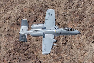 How low can you go? Fairchild Republic A-10 Thunderbolt II vliegt door de Rainbow Canyon! van Jaap van den Berg