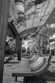 Spiegelpavillon mit den Loungesofas im Zentrum von Hoogeveen in Schwarz-Weiß
