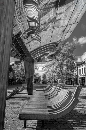 Le pavillon des miroirs avec ses canapés de détente, au centre de Hoogeveen, en noir et blanc sur R Smallenbroek