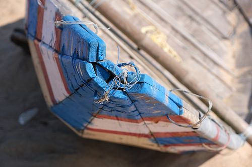 Blau markiertes Fischerboot