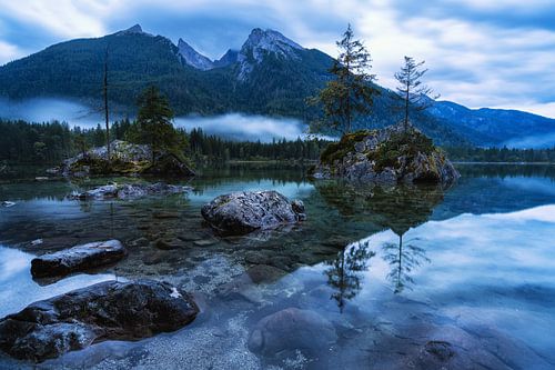 Vroege ochtendmist bij de Hintersee