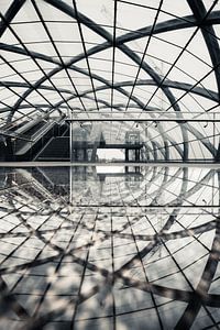 Modernes gebäude aus glaß und Stahl, die Halle spiegelt sich im Wasser