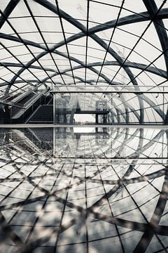 Bâtiment moderne en verre et acier, le hall se reflète dans l'eau sur Fotos by Jan Wehnert
