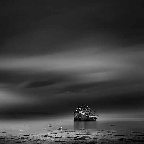 Simply Black. Scheepswrak in B&W in Djerba. van Saskia Dingemans