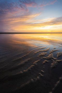 Kleurrijke weerspiegeling aan het strand van Thom Brouwer