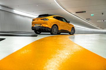 Gelbe Ford Mustang Mach-E GT van Bas Fransen