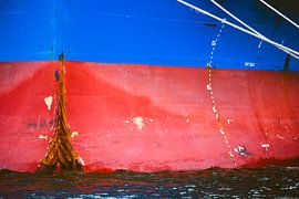 The bow of an ocean liner and mooring lines by scheepskijkerhavenfotografie