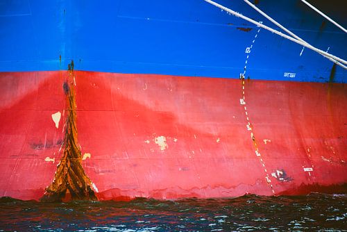 De boeg van een zeeschip en trossen
