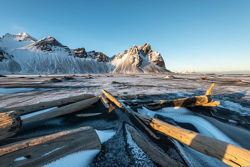 wrakhout wijst naar de hoogste toppen van de Vestrahorn in IJsland