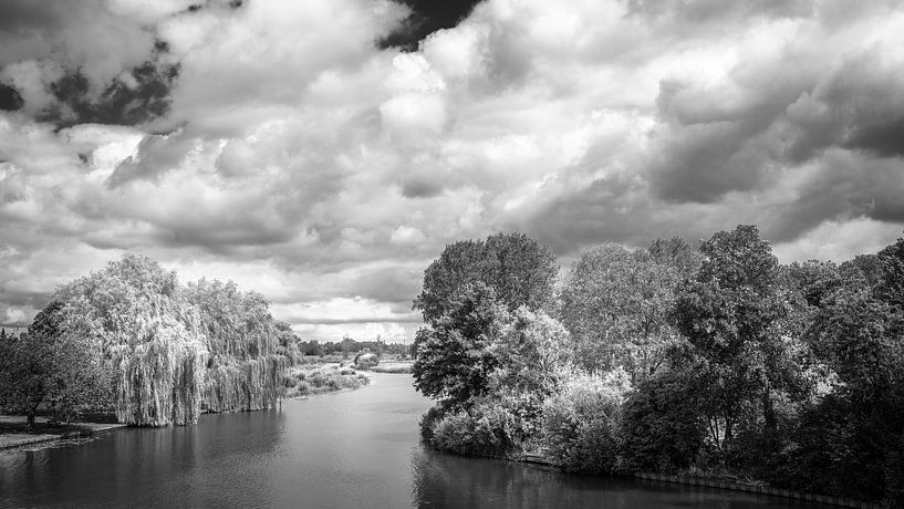 Asperen from the Zuiderlingedijk in black and white by R Smallenbroek