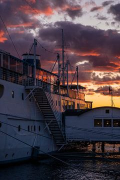 Bootshotel bei Sonnenuntergang I Stockholm, Schweden von Floris Trapman