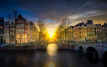 Les canaux d'Amsterdam avec le coucher du soleil sur Dennis Donders