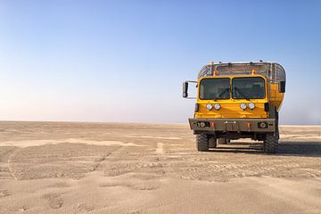 Gele MAN truck op strand Vlieland van Marly De Kok