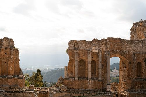 Ruines d'un théâtre antique surplombant la Sicile en Italie