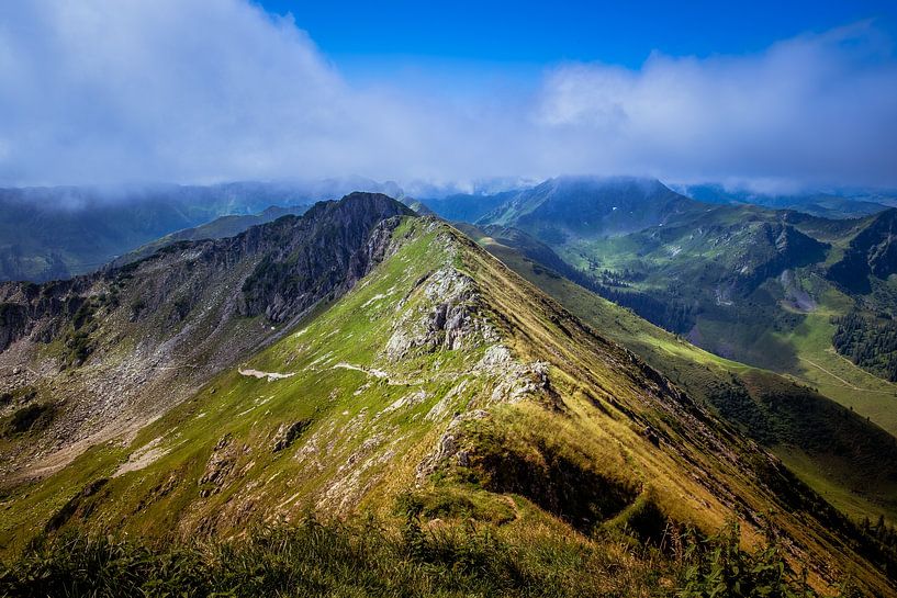 Majestätischer Bergkamm mit nebligem Hintergrund von Martijn van den Hil