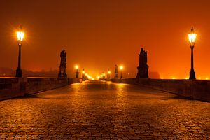 Prague - Le Pont Charles dans la brume matinale