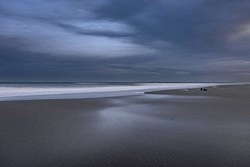 ochtend licht op strand van s'Gravenzande van Willem  Overkleeft