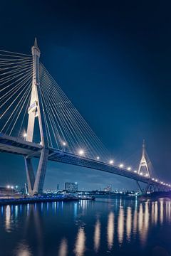 De Bhumibol brug in Bangkok II van Peter Korevaar