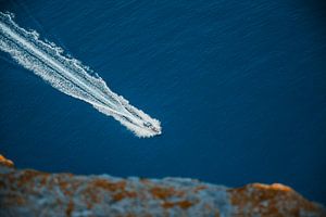 Speedboot over diepblauwe zee